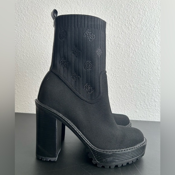 GUESS SZ 9.5M Black Klynne 2 Lug Sole Booties Size 9.5M FABRIC UPPER BLOCK HEEL - Picture 1 of 12